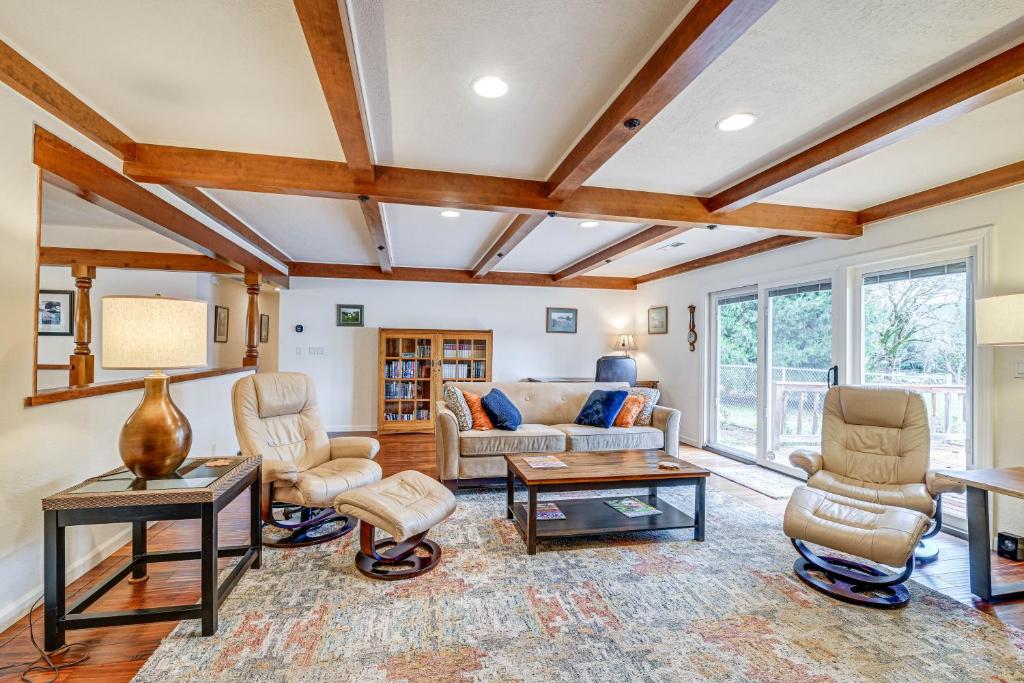 Posezení v ubytování Grants Pass Vacation Rental Home Deck and Views!