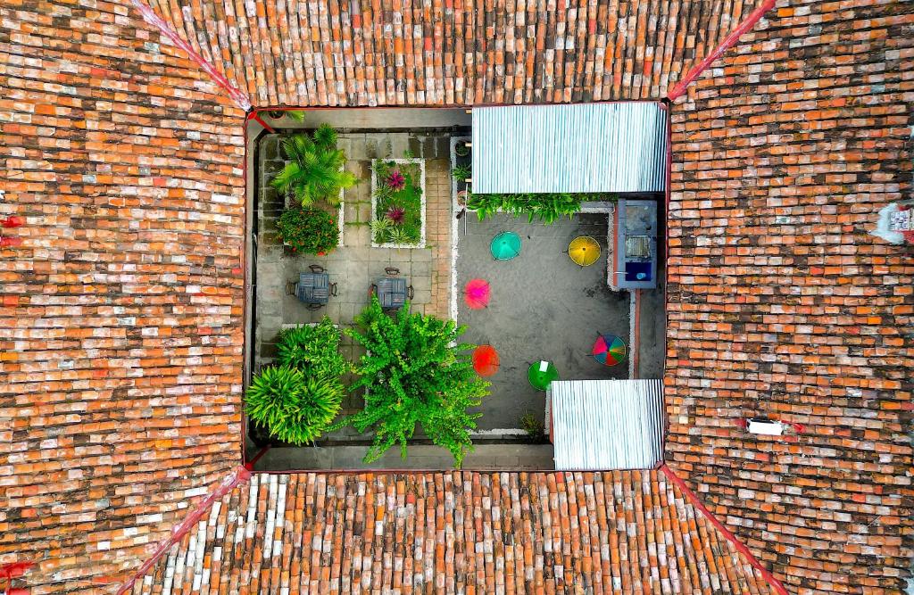 an overhead view of a brick building with a courtyard with plants at Hostal Don Gato in Granada