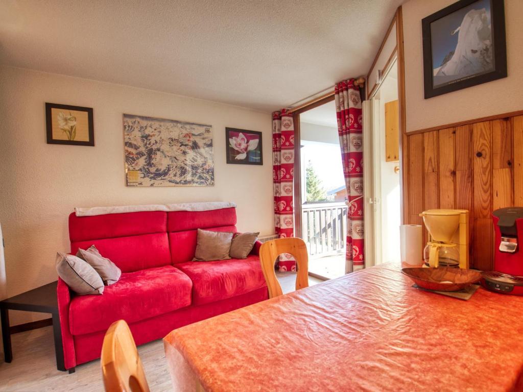un salon avec un canapé rouge et une table dans l'établissement Confortable 2 pièces à Morillon 1100, au pied des pistes - FR-1-642-63, à Morillon