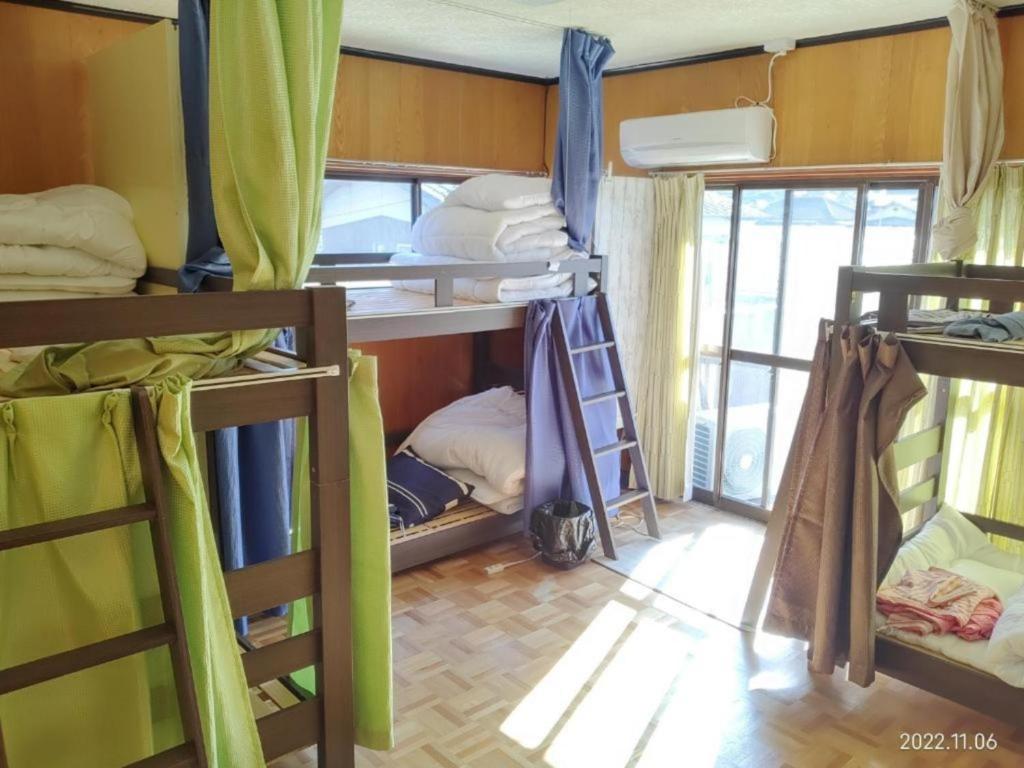 Zimmer mit 3 Etagenbetten in einem Zimmer in der Unterkunft ImagineWestOcean - Vacation STAY 15916 in Suo Oshima