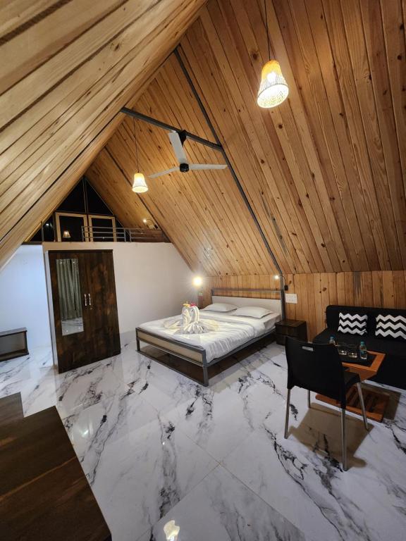 um quarto com uma cama num tecto de madeira em Nirved Retreat - A Backwater Forest Stay. 