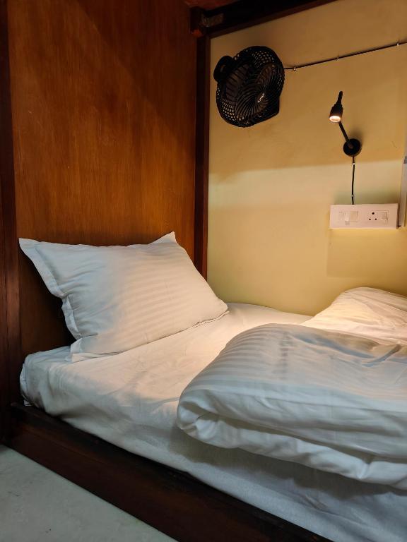 Voodi või voodid majutusasutuse Unpack Hostel toas