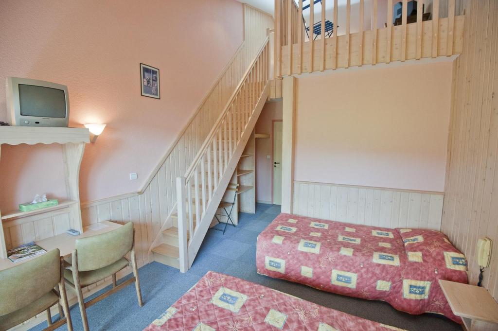 a bedroom with a bunk bed and a staircase at Etoile des Neiges Piscine Spa Sauna in Métabief