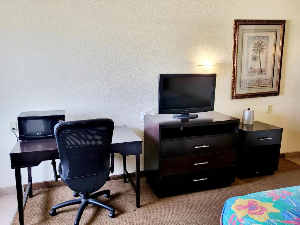 Metro Inn & Suites - Deluxe King Room