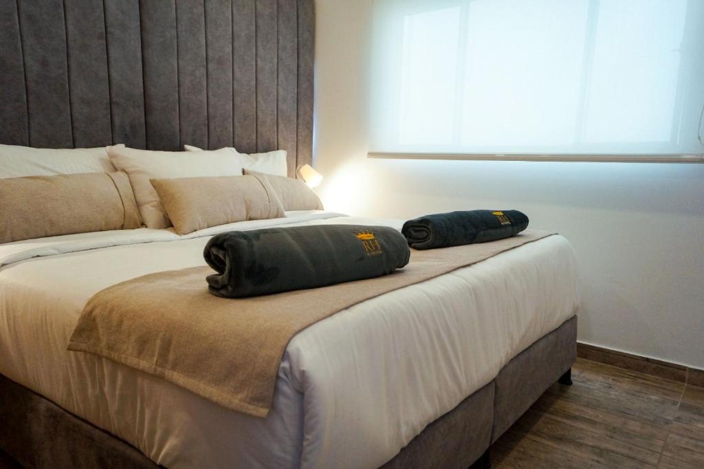 Una cama o camas en una habitación de Apto nuevo a 5 min de CC Centro Mayor