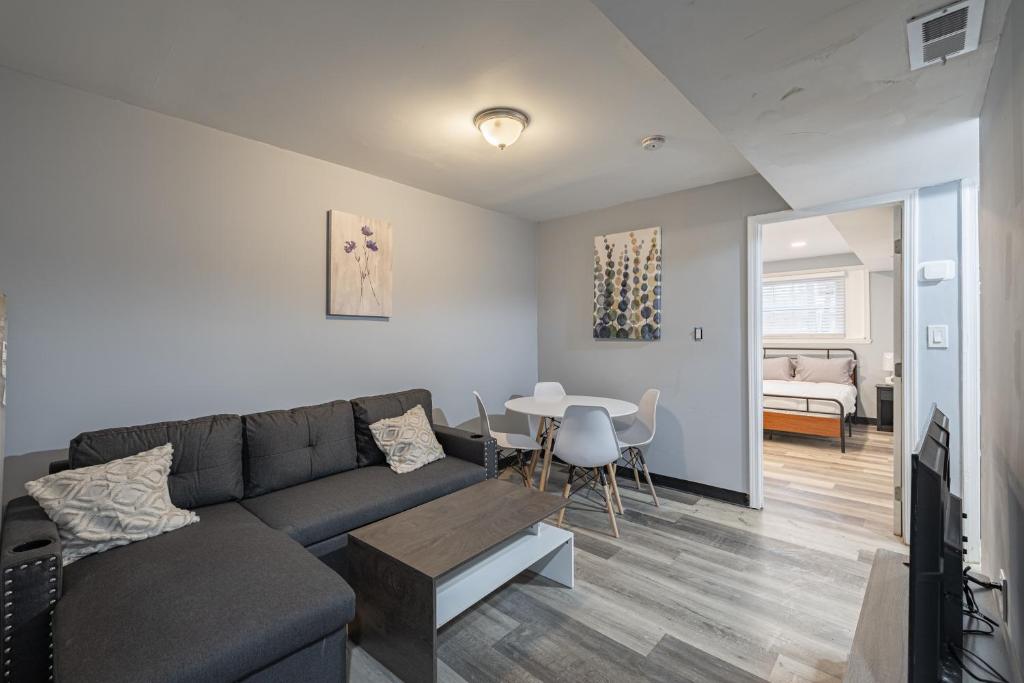 A seating area at Modern Updated Two Bedroom Condo
