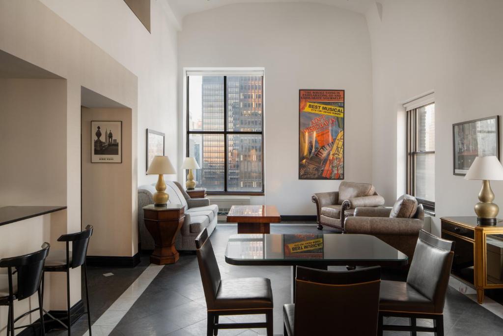 een woonkamer met een bank en een tafel bij The Manhattan Club in New York