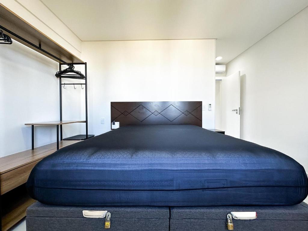 1 cama en una habitación con un gran colchón azul en Bombinhas Monserrate, en Bombinhas