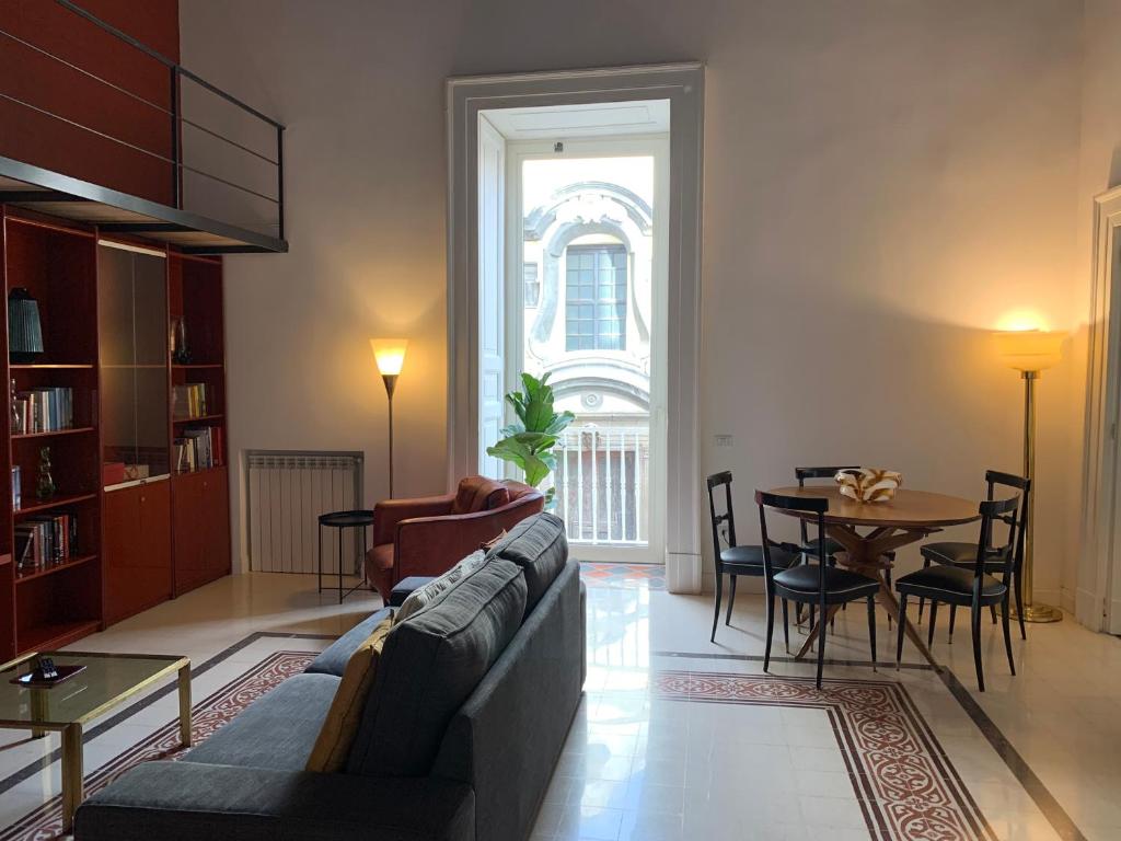 sala de estar con sofá y mesa en Casa Orlanda, en Nápoles