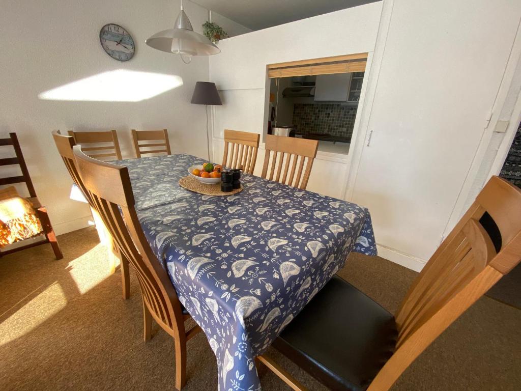 une table à manger avec un chiffon bleu et blanc dans l'établissement 3 pièces pour 8 pers. au pied des pistes, Flaine Forum - FR-1-687-67, à Arâches-la-Frasse