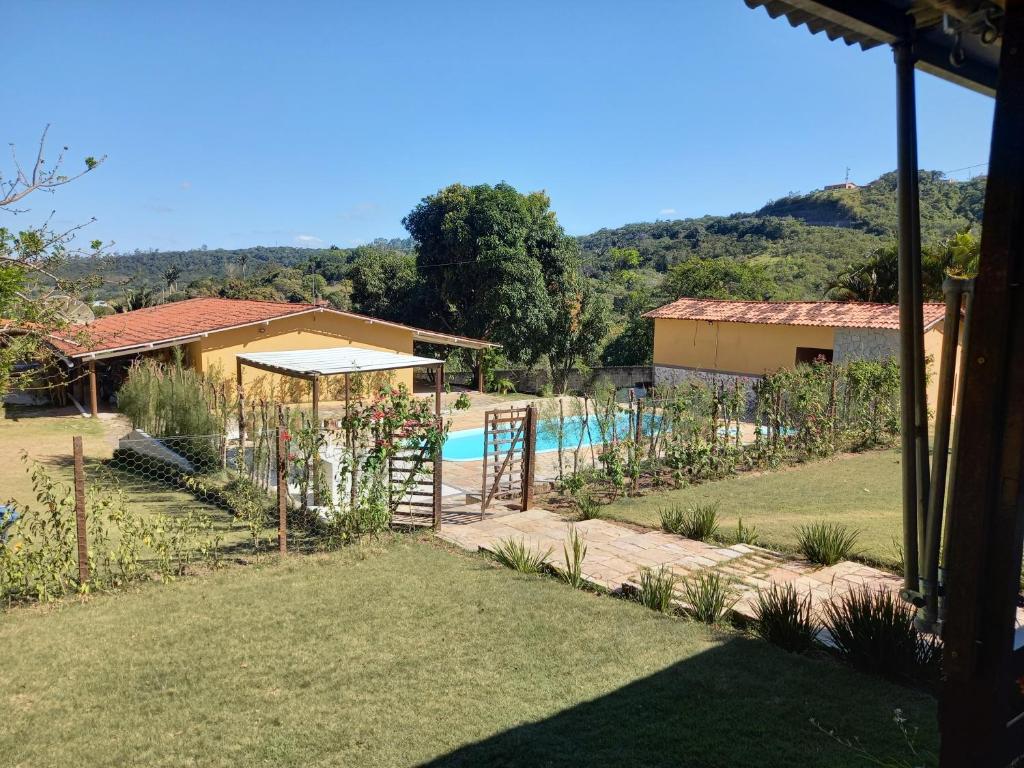 uma vista para um pátio com uma piscina em CASA DA MONTANHA na Chácara Paraíso em Bananeiras