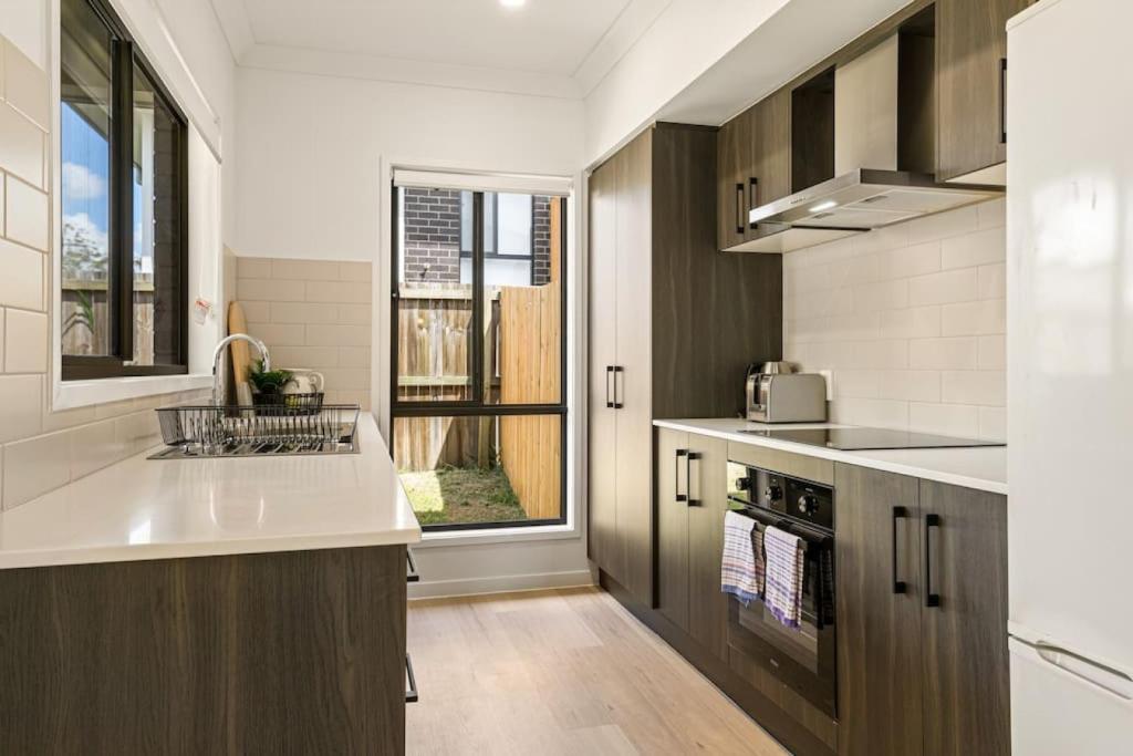 5BR Dual key Family home with stylished furniture في براونز بلاينز: مطبخ مع حوض و كونتر توب
