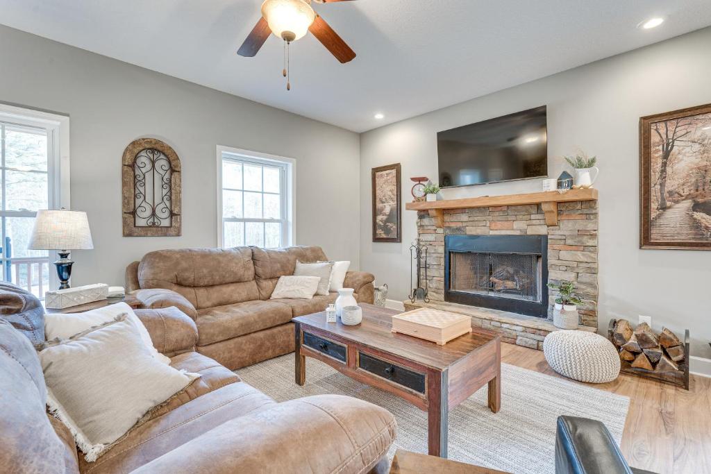 Creekside Murphy Retreat with Fireplace and Views!, Salem (updated