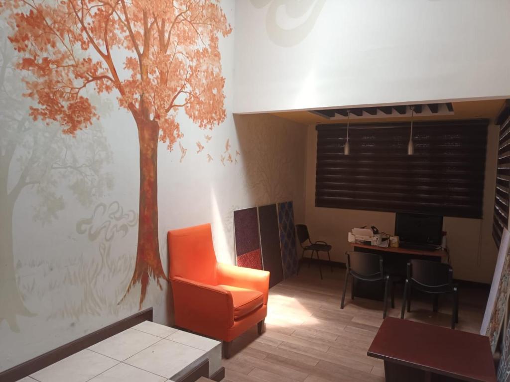 una oficina con un árbol pintado en la pared en Villas de San Jose 3 en Mixco