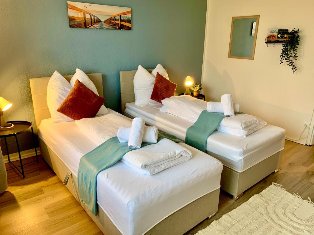a room with two beds with towels on them at Privatunterkunft in Uetersen bei Hamburg in Uetersen