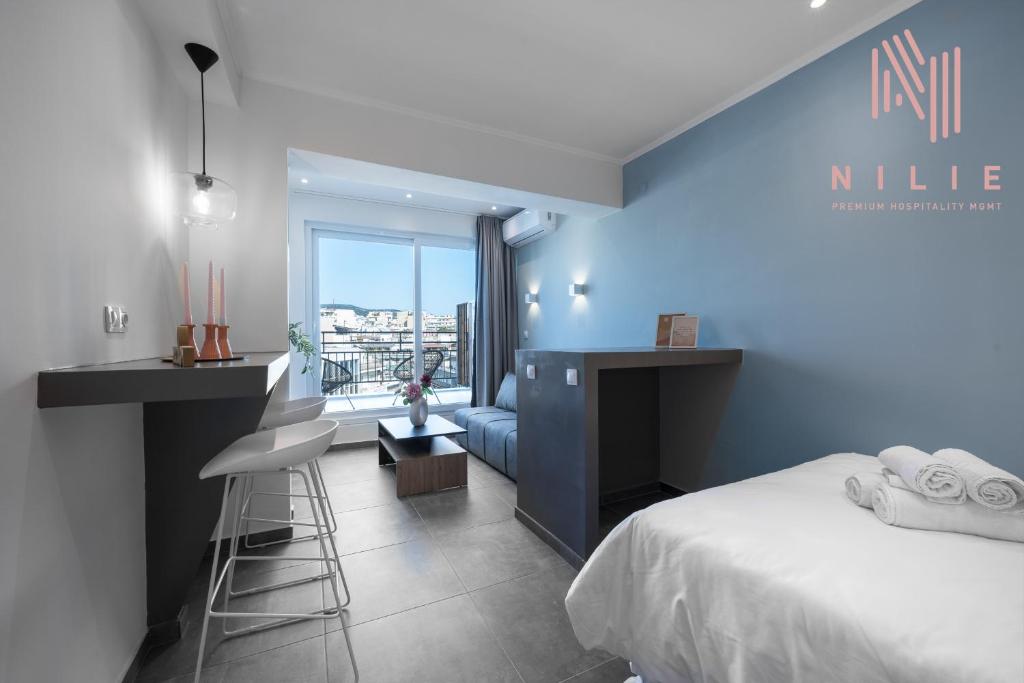 塞薩羅尼基的住宿－V1 Penthouse, Nilie Hospitality MGMT，一间卧室设有一张床和蓝色的墙壁