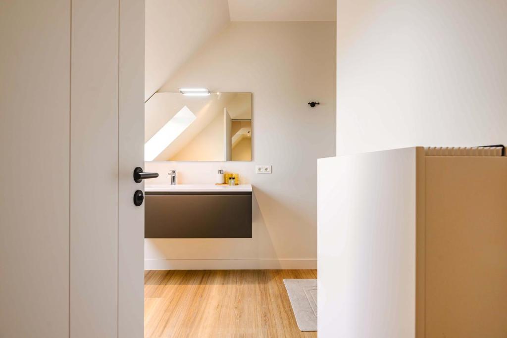 a bathroom with a sink and a mirror at B&B Logie Jolie in Ypres