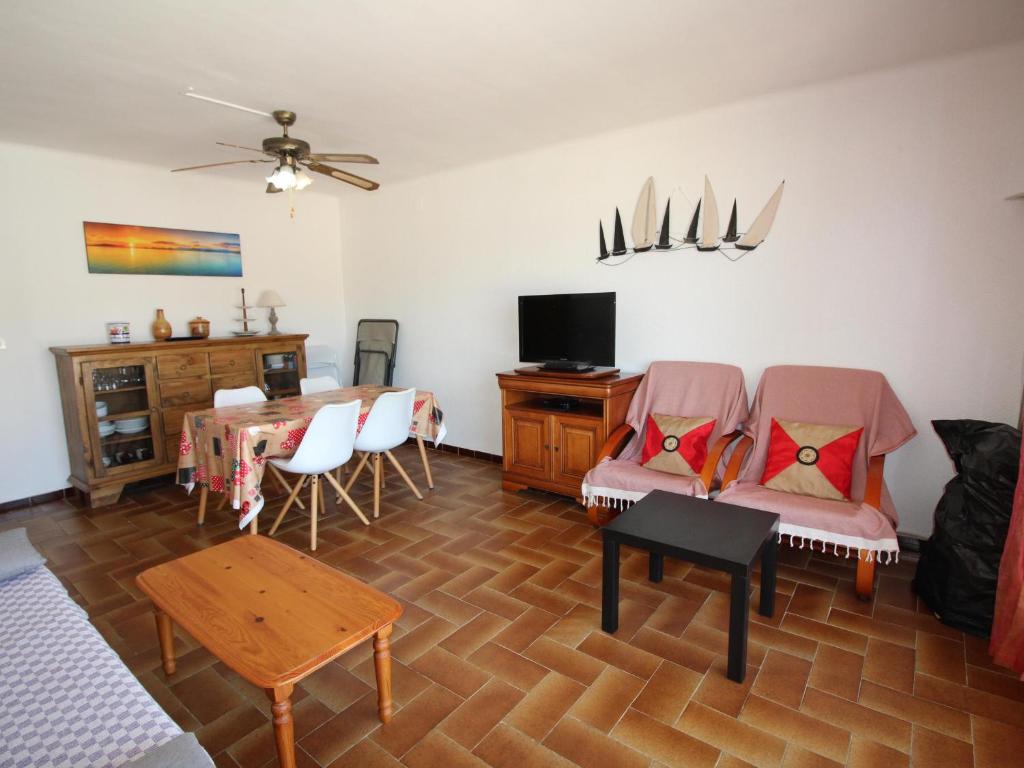 Televízia a/alebo spoločenská miestnosť v ubytovaní MORÉ I 1 DRTA - Apartamento con vistas al mar, barrio tranquilo con jardín. - ES-228-54