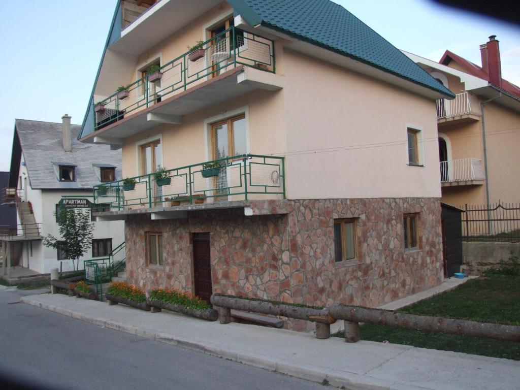 ein Gebäude mit Balkon auf der Seite in der Unterkunft Šćekić Accommodation in Žabljak