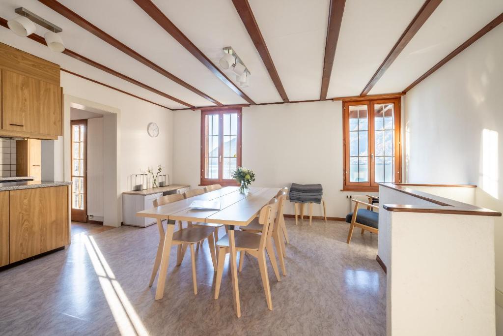 Køkken eller tekøkken på Chalet Seehus Iseltwald
