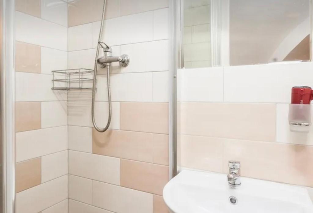 ein Bad mit einer Dusche und einem Waschbecken in der Unterkunft VIP apart 654 in Tbilisi City