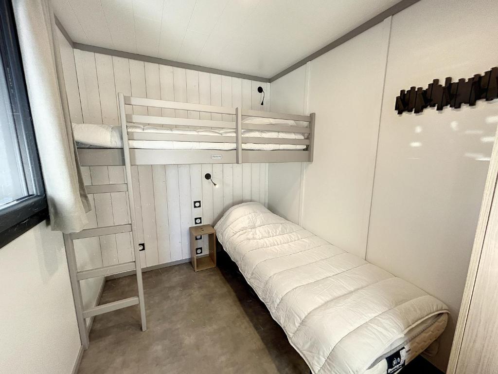 Posteľ alebo postele v izbe v ubytovaní Chalet de standing 6 pers - Piscine chauffée - Proche plage - WIFI - Parking - Terrasse privée - FR-1-361-476