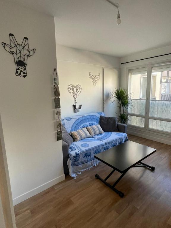 un salon avec un canapé et une table dans l'établissement Résidence Carnot, à Alfortville