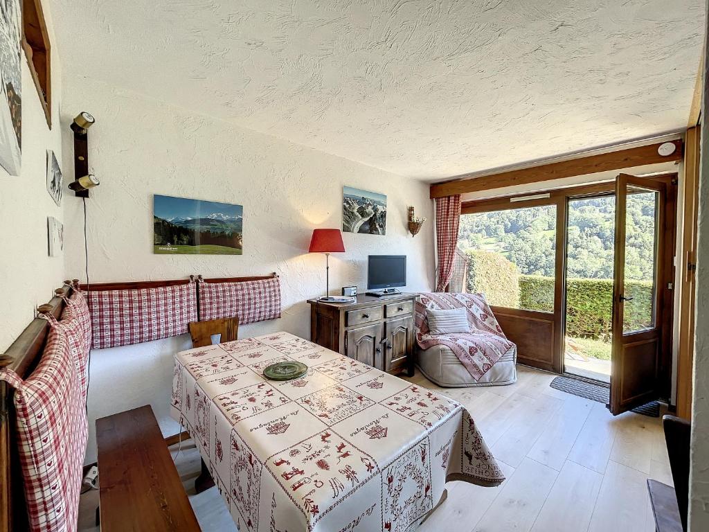 Pokój ze stołem, krzesłem i biurkiem w obiekcie Studio Cabine pour 4 Pers à Deux Pas du Domaine Evasion Megève - FR-1-560-104 w mieście Demi-Quartier