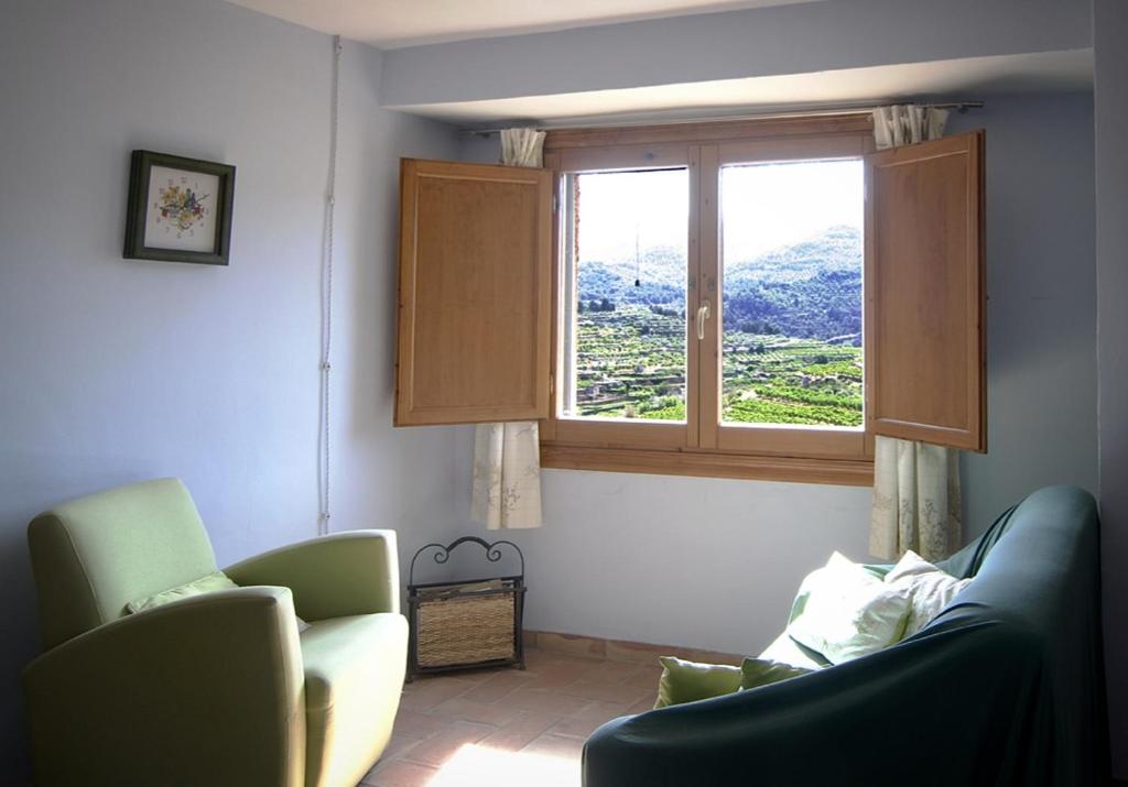 a living room with a couch and a window at Ca l'Aleixa Rooms in Bisbal de Falset