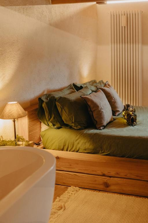 Łóżko lub łóżka w pokoju w obiekcie Odomi maso nel bosco - Eleganza e Relax nella Natura