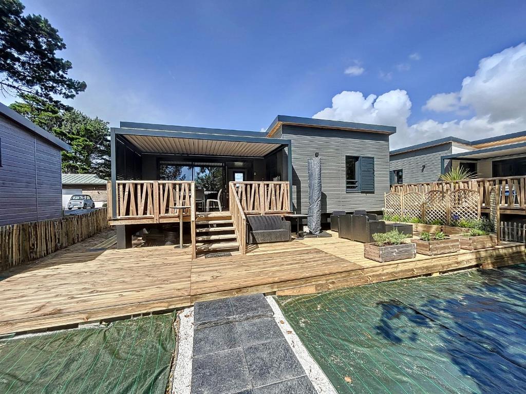 Fotografia z galérie ubytovania Chalet de standing à Jullouville - Piscine Chauffée, Plage à Proximité, 6 Couchages, WiFi Inclus - FR-1-361-484 v destinácii Jullouville-les-Pins
