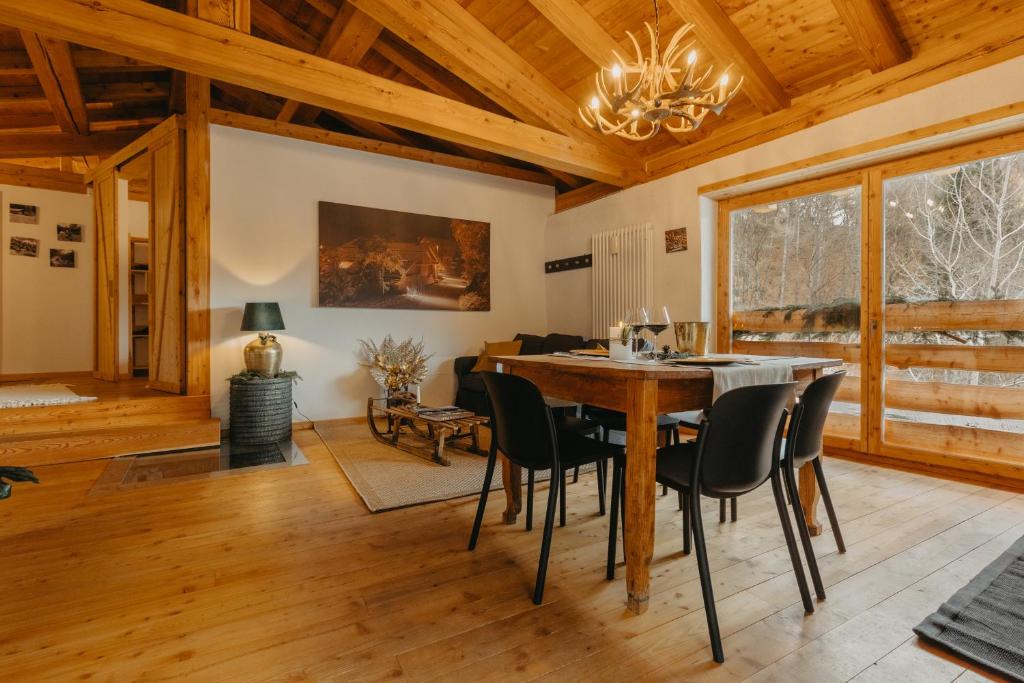 jadalnia ze stołem i krzesłami w obiekcie Odomi maso nel bosco - Eleganza e Relax nella Natura w mieście Sant'Orsola Terme