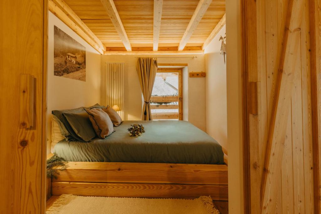 Łóżko lub łóżka w pokoju w obiekcie Odomi maso nel bosco - Eleganza e Relax nella Natura