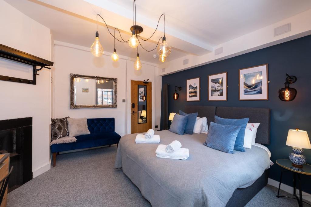 Un dormitorio con una cama con toallas. en Riize Boutique Hotel Worcester Self Check-in City Centre, en Worcester