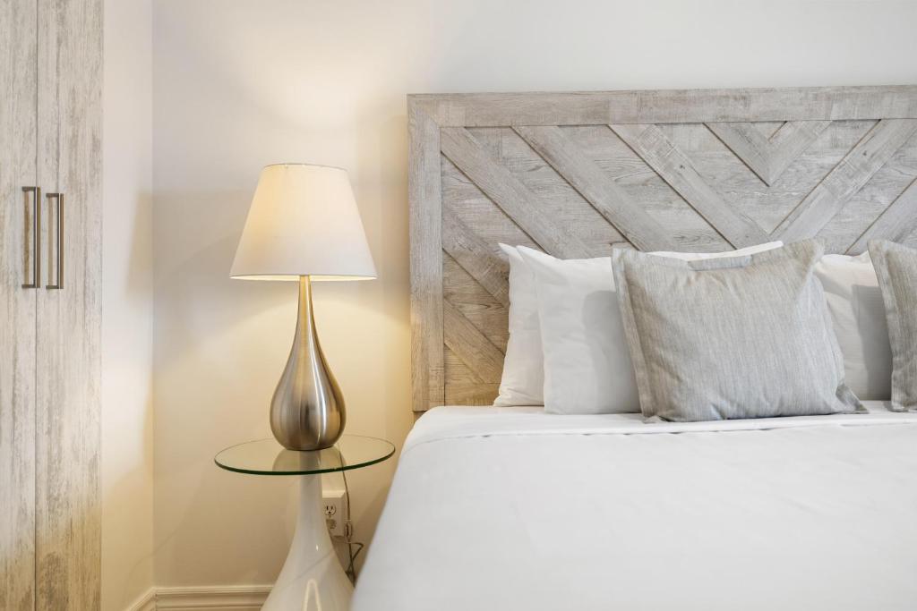 
Superior Suite / Full Kitchen / Animals Not Permitted
