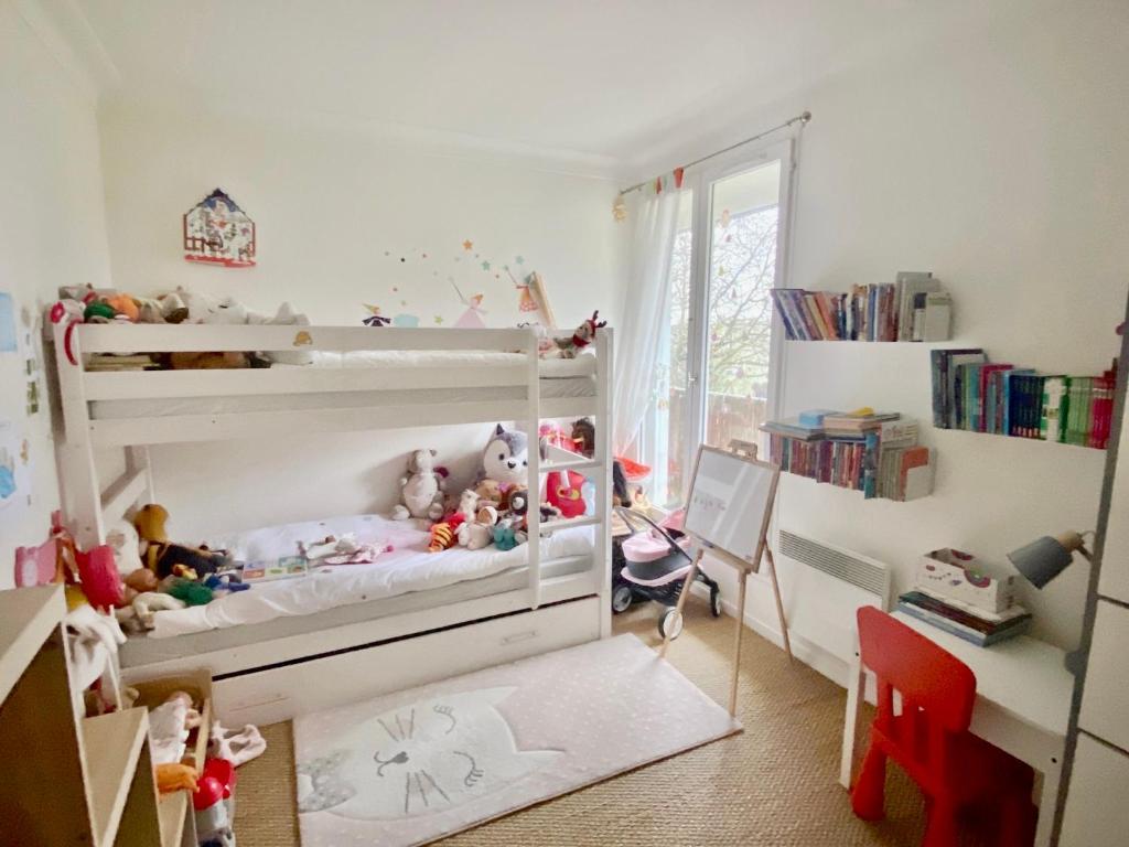 - une chambre pour enfants avec 2 lits superposés et un bureau dans l'établissement Splendid Apartment close to Paris, à Sèvres