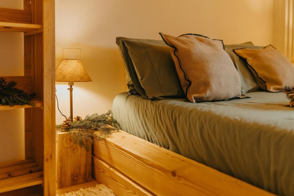 Łóżko lub łóżka w pokoju w obiekcie Odomi maso nel bosco - Eleganza e Relax nella Natura