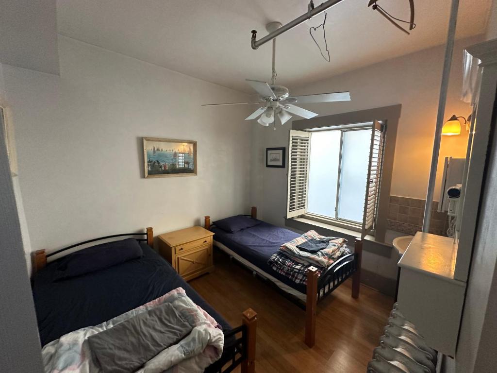 un dormitorio con una cama y una ventana en St Clair Hostel, en Vancouver