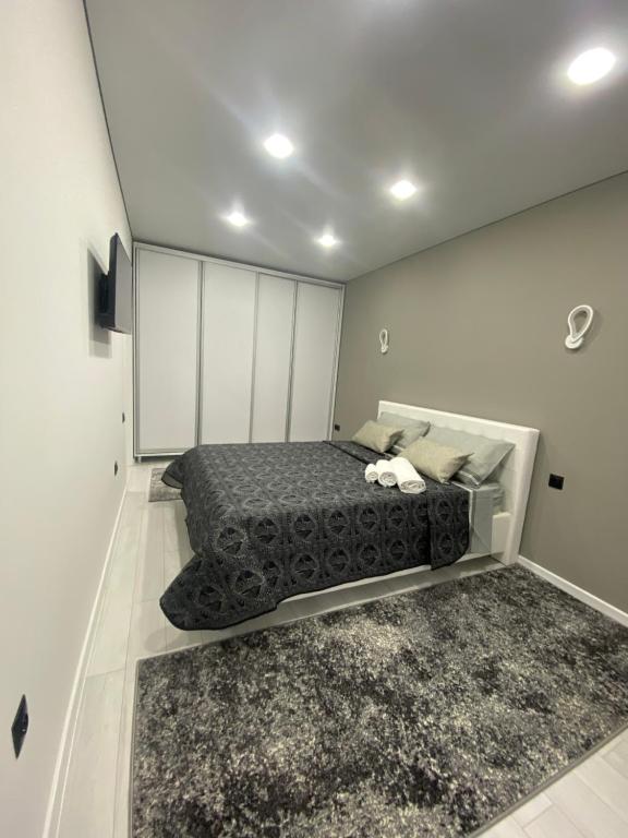 ein Schlafzimmer mit einem Bett und einem Teppich in der Unterkunft Apartamets rent Edinet-аренда квартир единец in Edineţ