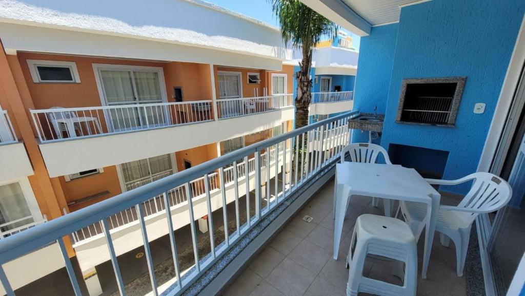 a balcony with a table and chairs on a building at B720 - Apartamento 2 quartos em cond. com piscina in Bombas