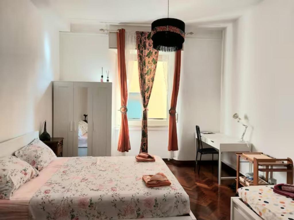 um quarto com uma cama, uma mesa e uma secretária em Bologna centro em Bolonha