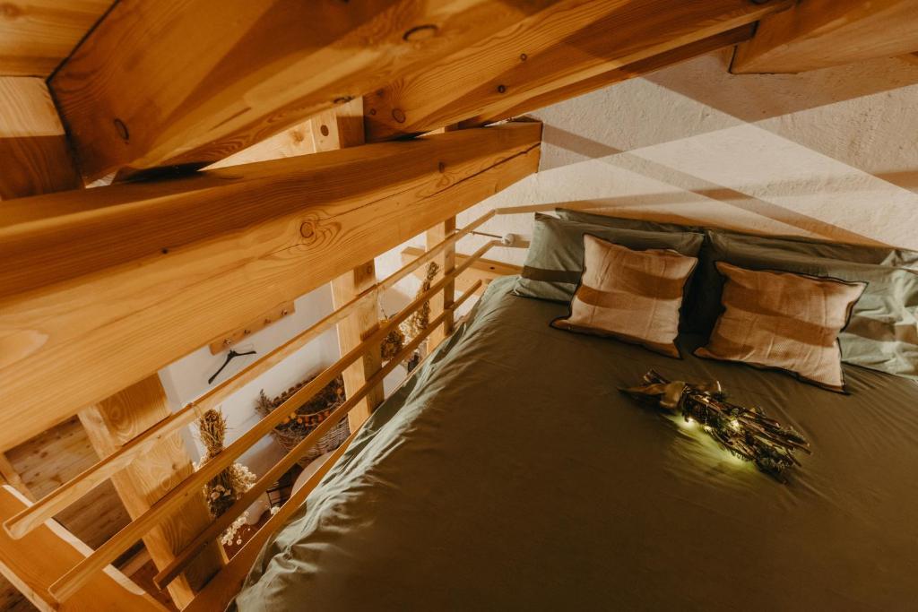 Łóżko lub łóżka w pokoju w obiekcie Odomi maso nel bosco - Eleganza e Relax nella Natura