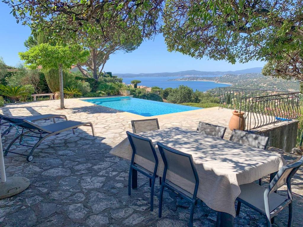 Bazén v ubytování Charmante villa avec piscine à débordement aux Issambres - FR-1-768-44 nebo v jeho okolí