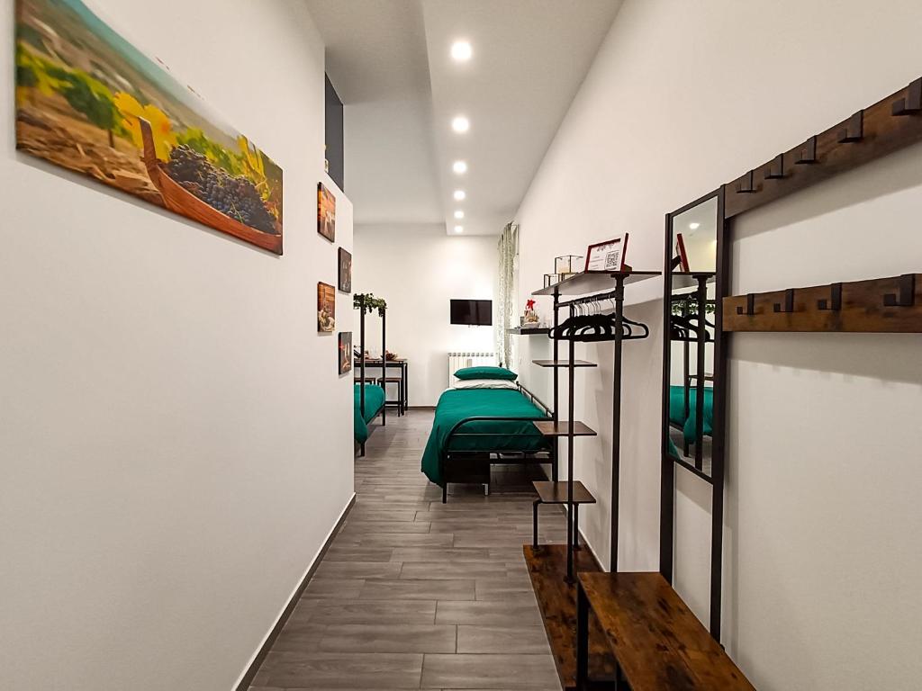 Afrodite Guest House في كازيرتا: ممر فيه غرفة فيها سرير
