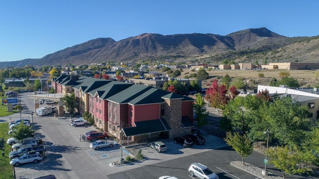 een luchtzicht op een stad met een parkeerplaats bij Comfort Inn & Suites Durango in Durango