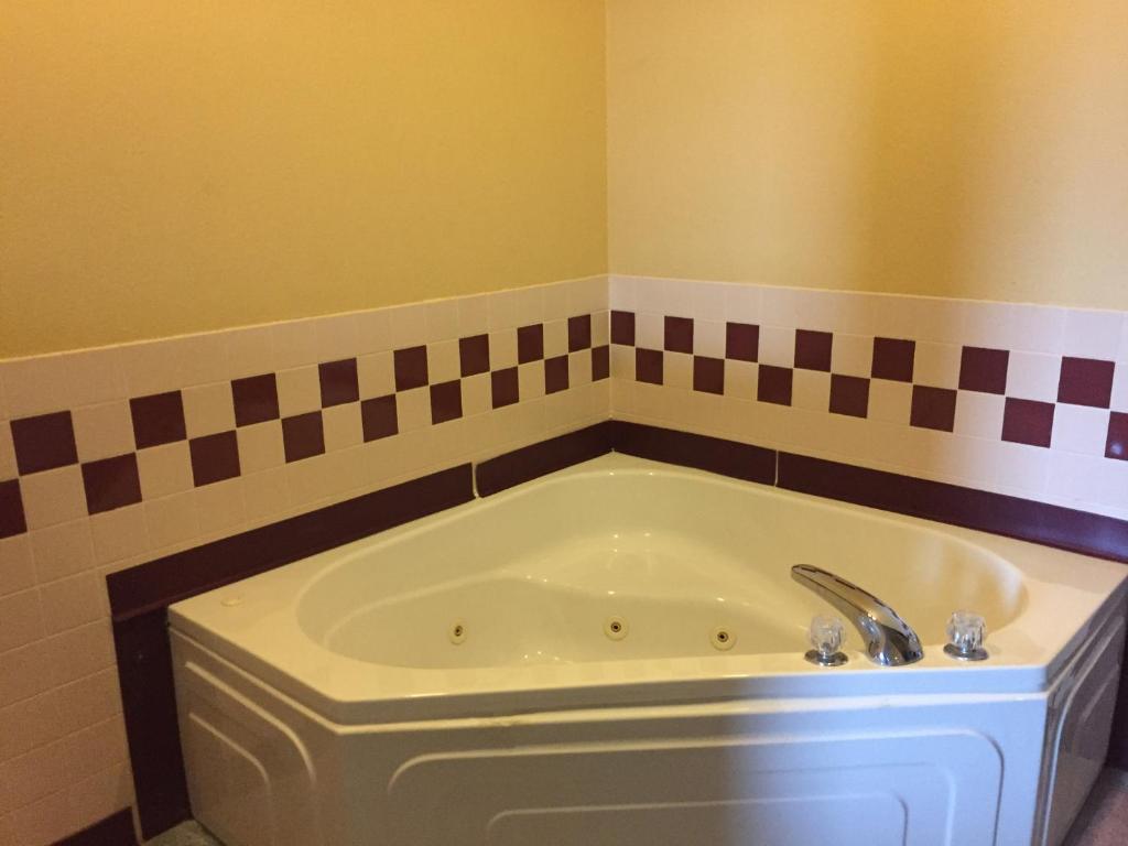 Super 8 by Wyndham Martinsville - King Suite - Non-Smoking
