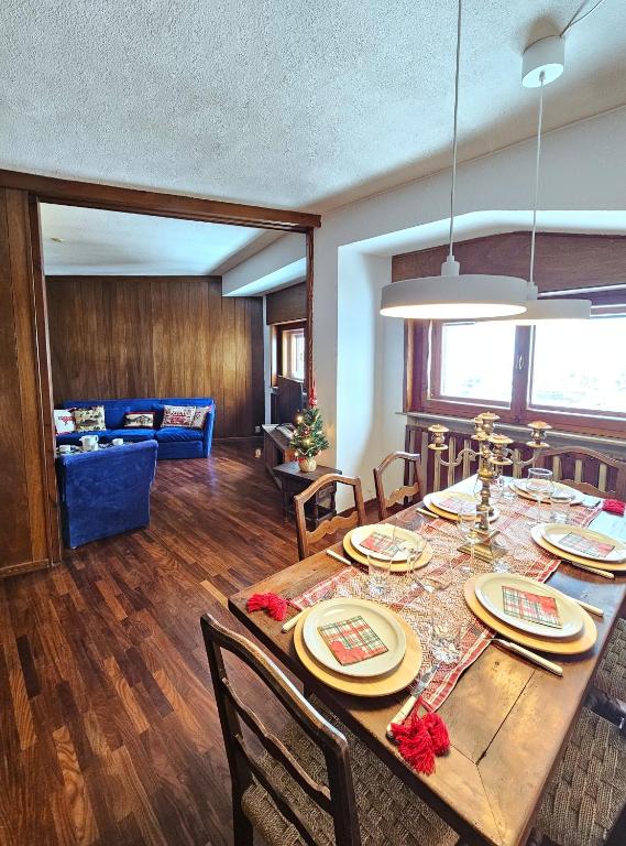 - une salle à manger et un salon avec une table et des chaises dans l'établissement Cervino 1865 - Family House, à Breuil-Cervinia