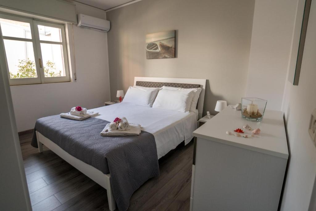 A bed or beds in a room at CapoSud - Appartamento Ancora