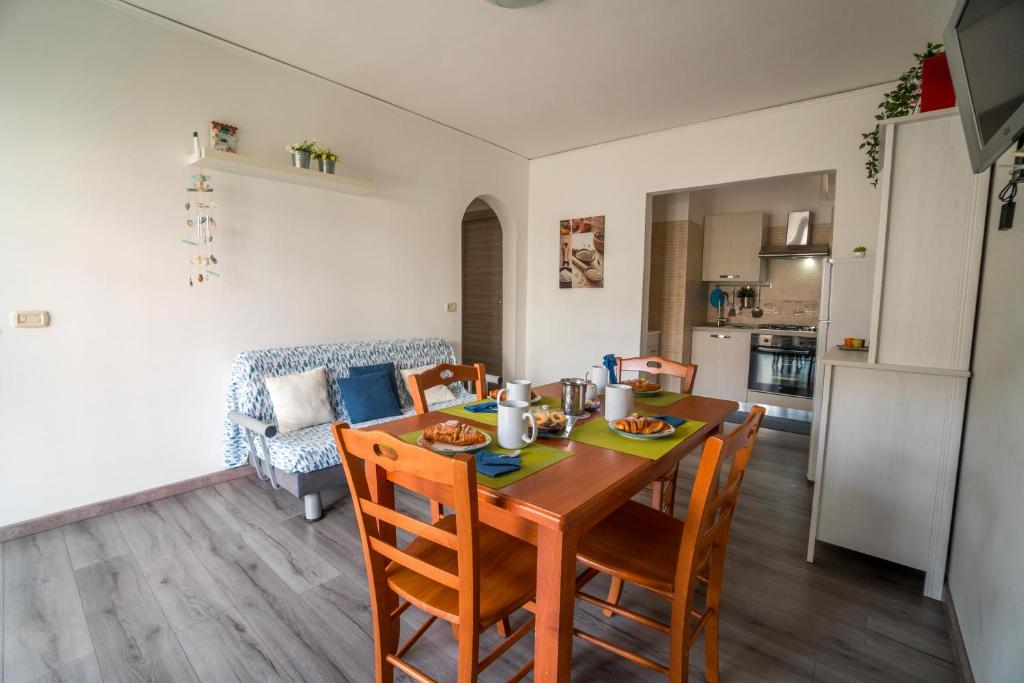 A kitchen or kitchenette at CapoSud - Appartamento Ancora