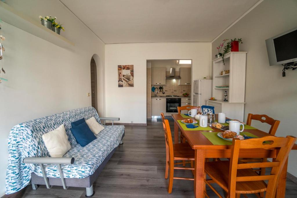 A kitchen or kitchenette at CapoSud - Appartamento Ancora